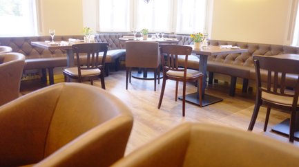 Braune Ledersitzbank mit Knopfmuster