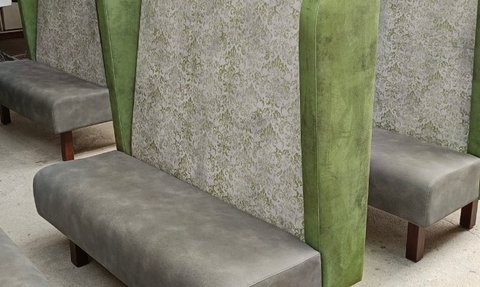 Gepolsterte Vollpolsterbänke in trendigem Design warten darauf, in einem modernen Raum platziert zu werden.