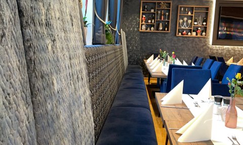 Die Atmosphäre ist einladend, mit geschmackvollem Design und liebevoll gedeckten Tischen für ein besonderes Dining-Erlebnis.