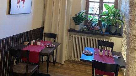 Der Innenraum des Restaurants präsentiert eine kreative Kombination aus modernem Design und rustikalen Elementen.