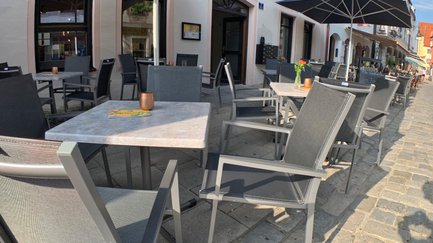 Werzalit-Tisch mit vier Polyrattan-Stühlen 