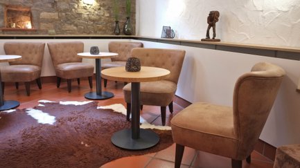 Gepolsterte Sessel mit kleinem Tisch in Sitzecke