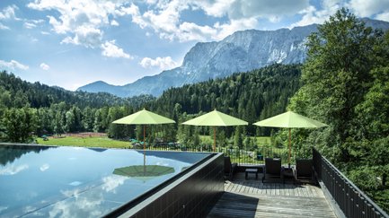 Beispiel für einen runden Mittelmastschirm im Spabereich