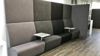 Sitzbank mit hoher Lehne in verschiedenen Grautönen