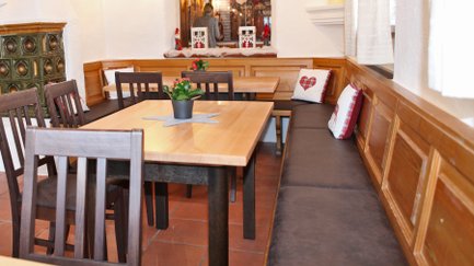 Holzbank mit Sitzpolsterung im Gastraum