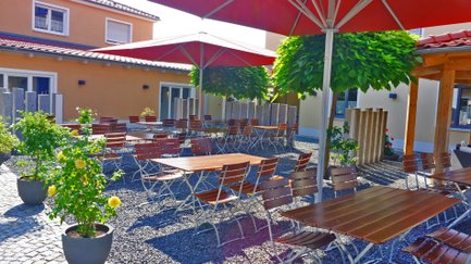 Biergarten-Tische mit Stahl-Füßen für 6-8 Personen