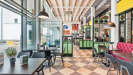 Das gemütliche Restaurant hat eine warm-harmonische Einrichtung mit einer Mischung aus modernen und traditionellen Elementen.