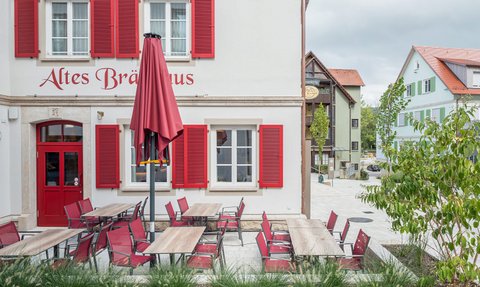 Altes Bräuhaus - Außenansicht mit Blick in den Biergarten