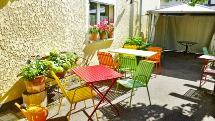 Bunte Metallstühle für ein lebendiges Ambiente.