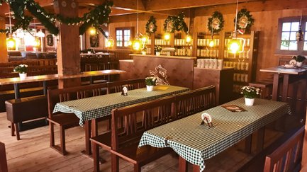 Urige Kneipenatmospähre mit dunklem Holz-Inventar