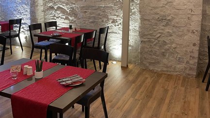 Der Innenraum des Restaurants präsentiert eine kreative Kombination aus modernem Design und rustikalen Elementen.