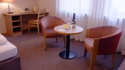Ein stilvoll eingerichteter Raum mit zwei Sesseln und einem Tisch, ideal für entspannte Momente.