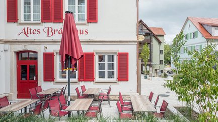 Altes Bräuhaus - Außenansicht mit Blick in den Biergarten