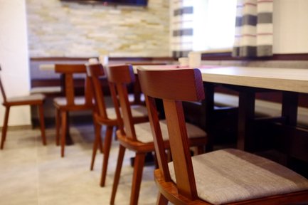 Solide und massiv: Gastromöbel "Zur Mühle Trostau"
