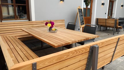 Sitzecke mit Tisch und Bank aus Holz