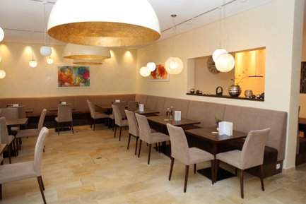 Ein stilvolles Cafe mit sanften Farben, eleganten Tischen und gemütlichen Stühlen, ideal für entspanntes Verweilen.