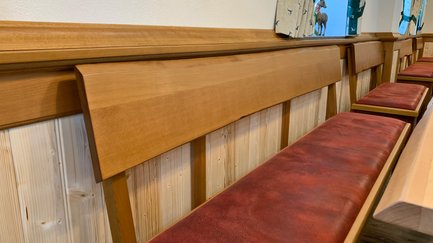Gepolsterte Holzbank mit rotem Bezug