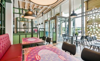 Das gemütliche Restaurant hat eine warm-harmonische Einrichtung mit einer Mischung aus modernen und traditionellen Elementen.