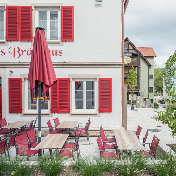 Altes Bräuhaus - Außenansicht mit Blick in den Biergarten