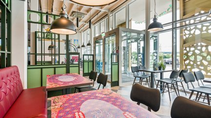 Das gemütliche Restaurant hat eine warm-harmonische Einrichtung mit einer Mischung aus modernen und traditionellen Elementen.
