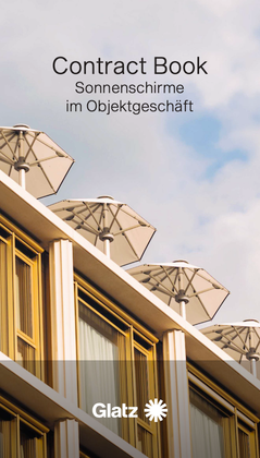 In einer Perspektive von unten nach oben schauend sind auf einem Dach stehen mehrere hellfarbenen, aufgespannte Schirme zu sehen. Am unteren Rand steht Glatz geschrieben.