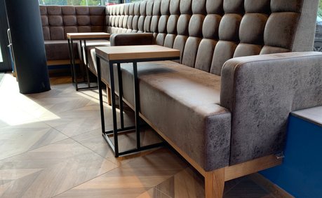 Sitzbank mit Holzgestell und grauem Bezug