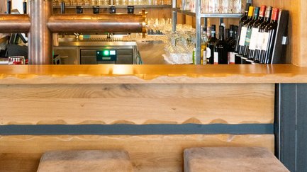 Die Kombination aus Holz und Metall verleiht der Bar ein modernes, rustikales Flair, ideal für gesellige Abende.