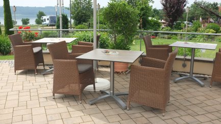 Sitzecke mit Polyrattan-Stühlen