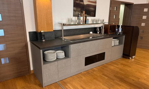 Der gut gestaltete Buffetbereich zeigt eine Kombination aus modernen Materialien und warmem Holz, ideal für den Frühstücksraum..