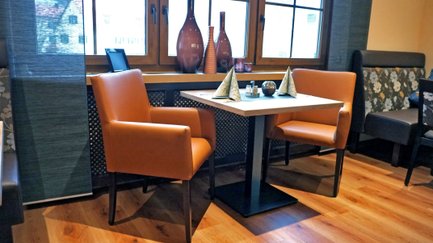Elegante, braune Ledersessel in einem Loungebereich von Käßer Brodswinden in Ansbach