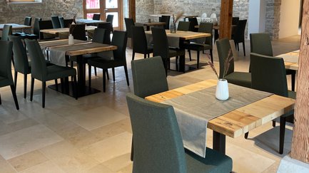 Restauranteinrichtung im eleganten Graustil