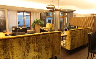 Stylishe Essumgebung mit luxuriösen, gepolsterten Bänken und klaren Linien, die einen modernen, eleganten Look vermittelt.