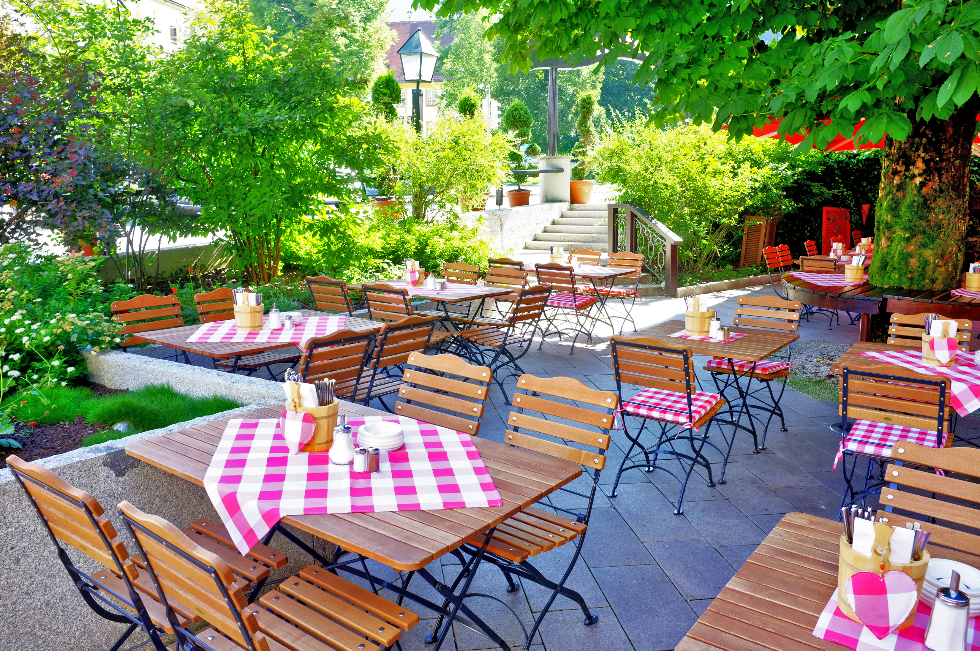 Außenbereich mit umfassender Biergarten-Garnitur