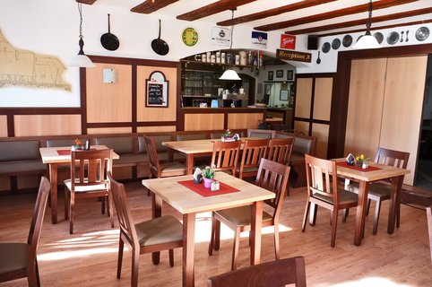 Restauranteinrichtung mit Stühlen, Tischen und Bänken im klassisch-hellem Holz-Stil