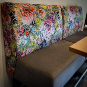 Sitzbank mit Rückenlehne im farbigen Blumenmuster
