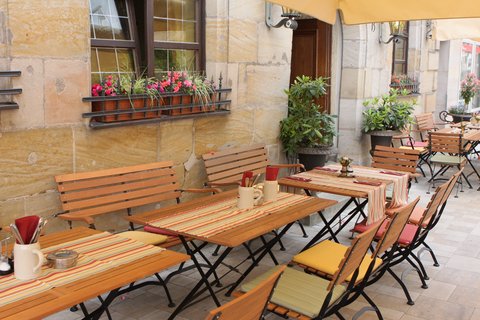 Ansicht eines Outdoorbereichs mit Biergartenmöbeln