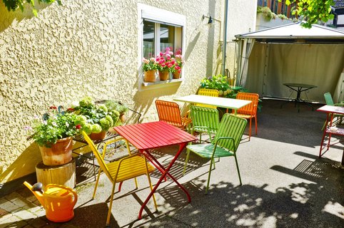 Bunte Metallstühle für ein lebendiges Ambiente.