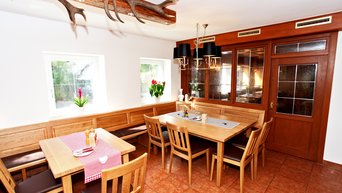 Beispiel für ein helles Holz-Gestell einer Sitzbank.