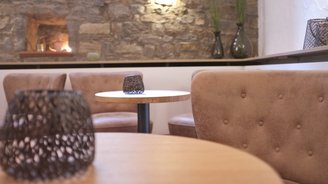 Braune Ledergarnitur mit Tisch