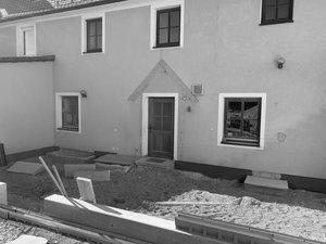 Baustelle Landgasthof Jägerhof Schwarz-weiß Aufnahme einer Baustelle vordem Landgasthof Jägerhof