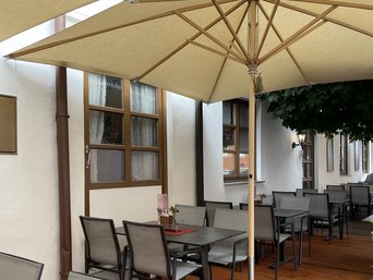 Beispiel für einen Schirm mit Holzmast.