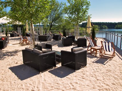 Lounge-Bereich mit Rattan-Möbeln im Sand