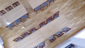 Drohnen-Sicht auf Tisch und Stühle