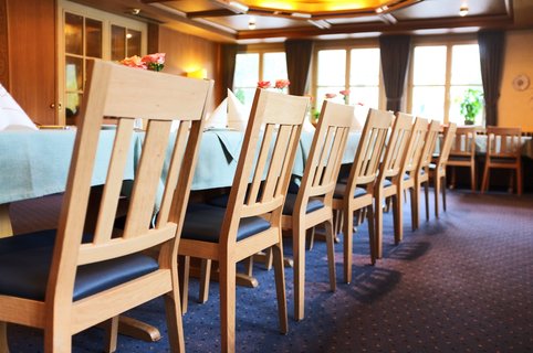 Holzstühle mit ungepolsterter Lehne im Gasthaus