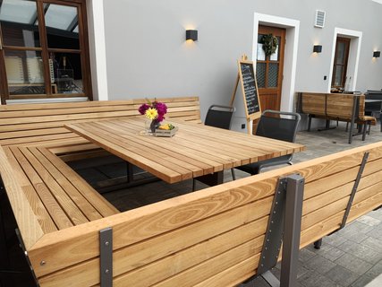 Sitzecke mit Tisch und Bank aus Holz