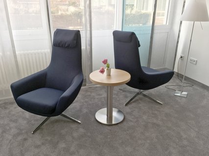 Zwei blaue Sessel mit Mini-Tisch