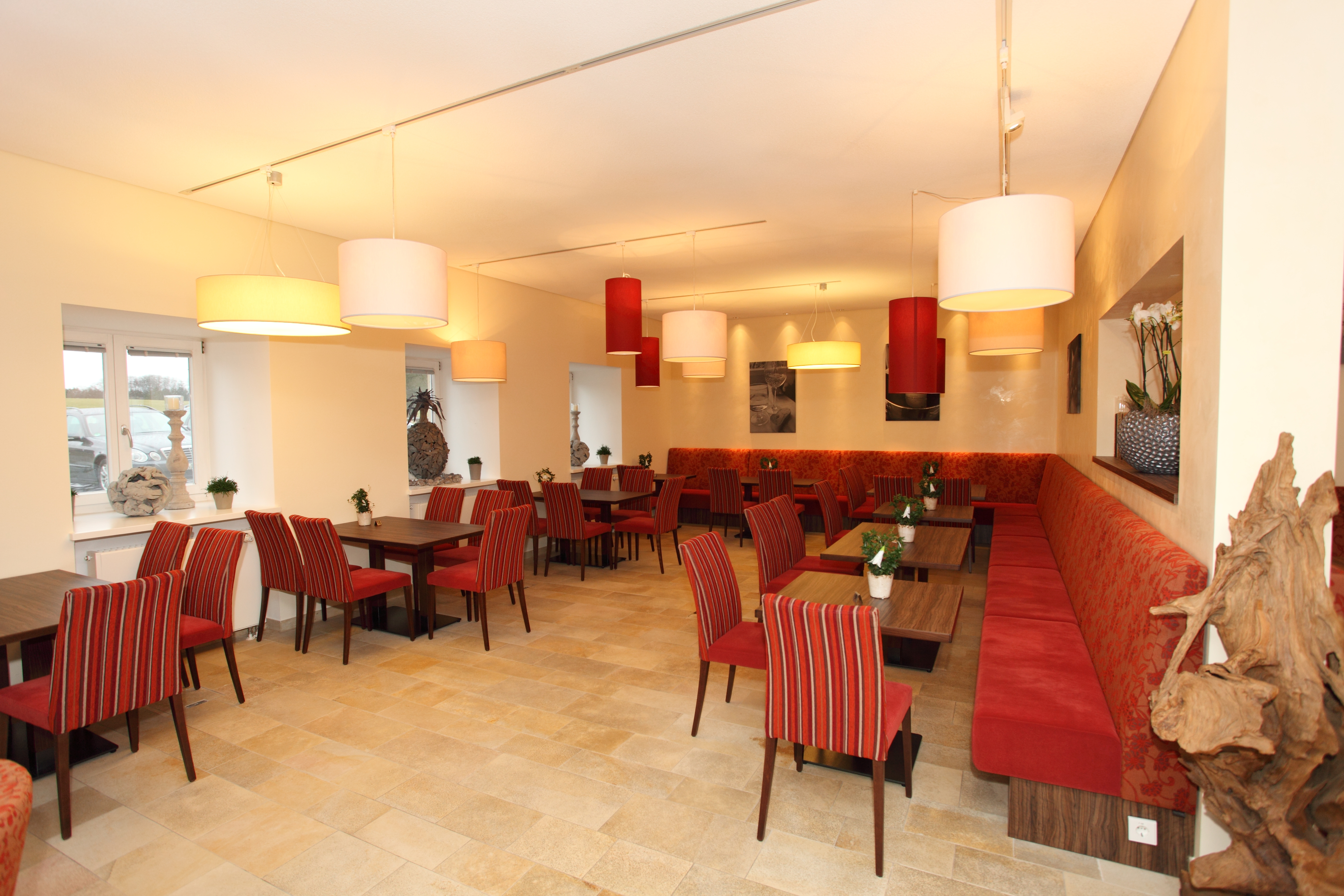 Gastronomieinneneinrichtung mit Stühlen, Tischen und gepolsterter Eckbank